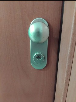 Puerta acorazada convertida de llave de gorjas a cilindro europeo antiganzua